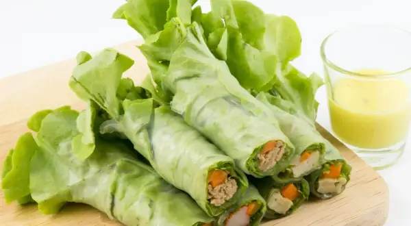 Roladki z sałaty z warzywami i surimi, obok sos. To inspiracja, jak sadzić sałatę, by mieć świeże składniki.