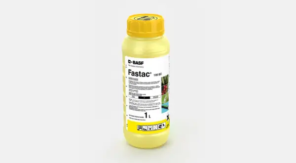 Żółta butelka środka ochrony roślin Fastac 100 EC, 1 litr. Skuteczny w walce ze szkodnikami.